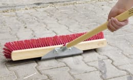 Lifestyle: KERBL Großraumbesen Elastan, rot, Rücken Holz, geschraubter Stielhalter Metall, Schabekante Metall