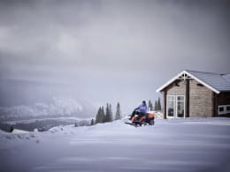 Lifestyle: Husqvarna® Schneeschild Agri 107 cm für Aufsitzmäher Rider R 200