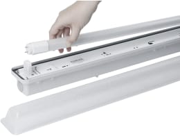 Produktbild: Feuchtraum-Wannenleuchte für 2 T8 LED-Röhren, geöffnet mit Hand beim Einsetzen einer Röhre
