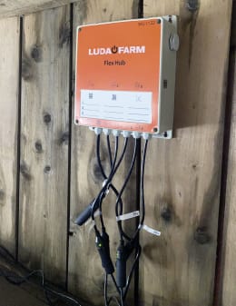Lifestyle: LUDA.FARM IP-Kamera FarmCam Flex 5MP für die Überwachung von Ställen und Hofbereichen