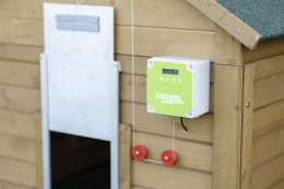 Lifestyle: KERBL Türöffner mit Seilzug für automatische Hühnerklappe