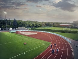 Lifestyle: Husqvarna® Mähroboter CEORA® im Einsatz auf Sportplatz-Rasenfläche