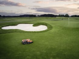 Produktbild: Husqvarna® Mähroboter CEORA® 544 EPOS® in orange-schwarz auf Golfplatz