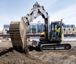 Produktbild: MECALAC Raupenbagger 10MCR Hubkraft 6.800 daN, Leistung 55,4 kW (75 PS) bei 2.200 min⁻¹, 0 – 9 km/h