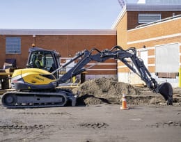 Produktbild: MECALAC Raupenbagger 10MCR Hubkraft 6.800 daN, Leistung 55,4 kW (75 PS) bei 2.200 min⁻¹, 0 – 9 km/h