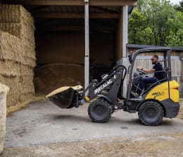 Lifestyle: MECALAC Radlader MCL2, Hubkraft 1.242 daN