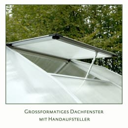 Lifestyle: Geöffnetes Dachfenster eines KGT Gewächshauses mit Handaufsteller im Garten
