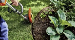 Lifestyle: Husqvarna® Akku-Rasentrimmer 110iL Schnittbreite 30 cm