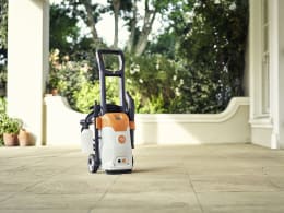 Lifestyle: STIHL Hochdruckreiniger RE 80 auf Terrasse im Garten