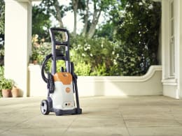 Lifestyle: STIHL Hochdruckreiniger RE 90 auf Terrasse im Garten
