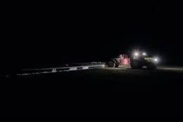 Lifestyle: Traktor mit Feldspritze bei nächtlicher Spot-Spraying-Anwendung auf dem Acker