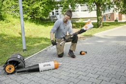Lifestyle: Mann wechselt Aufsatz am STIHL Akku-Kombimotor KMA 135 R im Garten