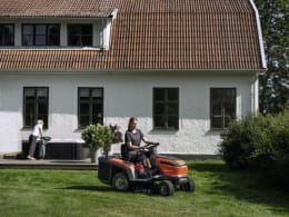 Lifestyle: Husqvarna® Akku-Rasentraktor TC 100i mit Akku, Ladegerät und Mähdeck 95 cm