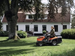 Lifestyle: Husqvarna® Akku-Rasentraktor TC 100i mit Akku, Ladegerät und Mähdeck 95 cm