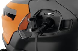 Produktbild: Husqvarna® Akku-Rasentraktor TC 100i mit Akku, Ladegerät und Mähdeck 95 cm