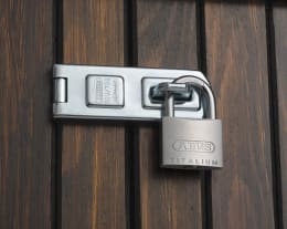 Produktbild: ABUS Vorhangschloss Titalium mit Aluminium-Körper und Stahlbügel an Überfalle montiert