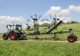 Lifestyle: Fendt Schwader Former 2 Kreisel, Schwad rechts, mit Transportfahrwerk
