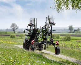 Lifestyle: Fendt Schwader Former 2 Kreisel, Schwad rechts, mit Transportfahrwerk