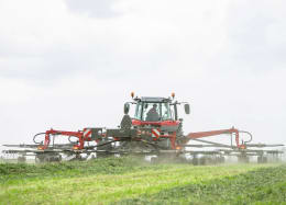Lifestyle: Massey Ferguson Schwader MF RK 4 Kreisel, Schwad mittig