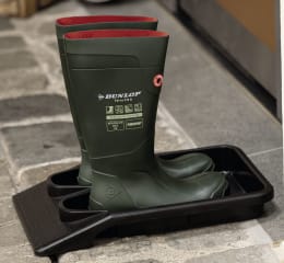 Produktbild: KERBL Stiefelknecht EasyOut mit schwarzer Wanne und integriertem Auszieher für Gummistiefel