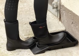 Produktbild: Stiefelknecht EasyOut mit Auffangwanne, schwarz, in Verwendung mit Gummistiefeln