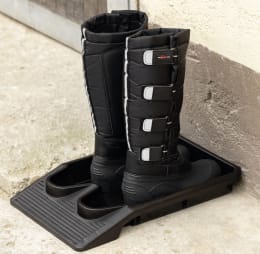 Produktbild: Schwarzer Stiefelknecht mit Auffangwanne für ein Paar Stiefel