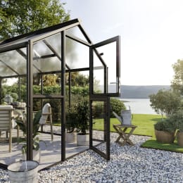 Lifestyle: KGT Gewächshaus Galant III mit geöffneter geteilter Drehtür in Gartenumgebung
