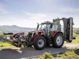 Produktbild: Massey Ferguson Traktor mit Scheibenmähwerk-Kombination vorne und hinten im Straßentransport
