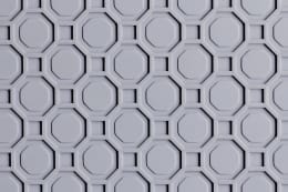 Produktbild: Fußmatte aus hellgrauem Gummi mit geometrischem Profil aus Achtecken und Rechtecken