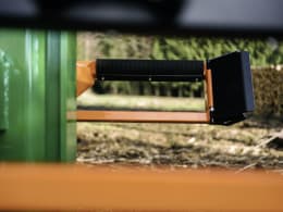 Lifestyle: Posch® Holzspalter HydroCombi im Einsatz im Freien mit Holzspänen am Boden