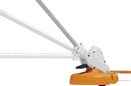 Produktbild: STIHL Akku-Motorsense FSA 50 mit orangefarbenem Akku und grauem Schaft