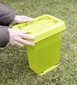 Produktbild: KERBL Geflügeltränke mit Standfüßen in grün