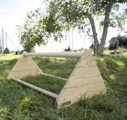 Lifestyle: Hühnersitzstange aus Holz auf einer Wiese im Freiland