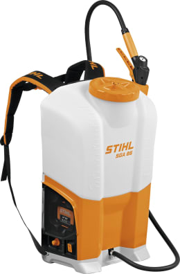 Produktbild: STIHL Akku-Rückenspritze SGA 85 in Weiß-Orange mit Tragegurt und Sprühschlauch