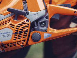 Produktbild: Husqvarna Benzin-Kettensäge 564 XP Fuel Inject in Orange mit schwarzen Griffen, Detailansicht