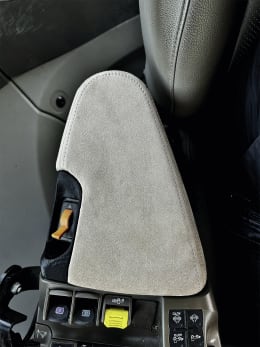 Produktbild: Armlehne ALJ2 Alcantara beige, für John Deere Traktor 7R, 8R, 9R, Spritze, Düngerstreuer