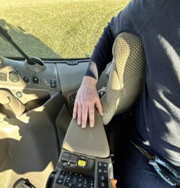 Lifestyle: Armlehne ALJ1 Kunstleder braun, für Traktor John Deere 6R