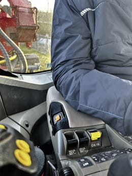 Produktbild: Armlehne ALJ2 Kunstleder braun, für John Deere Traktor 7R, 8R, 9R, Spritze, Düngerstreuer