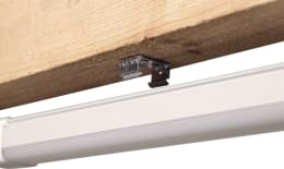 Produktbild: KERBL LED-Feuchtraumleuchte SlimLINE mit Montageclip an Holzbalken befestigt