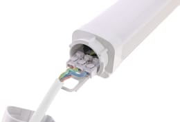 Produktbild: KERBL LED-Feuchtraumleuchte SlimLINE in Weiß mit geöffneter Anschlussklemme und Kabelführung