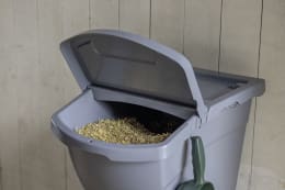 Produktbild: KERBL Futterbox 40 l, 390 x 345 x 578 mm, stapelbar, mit Deckel, für die Aufbewahrung von Tierfutter