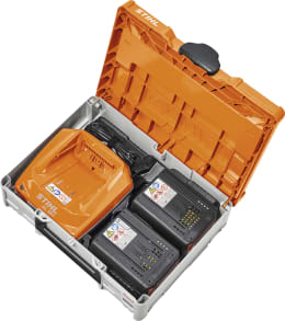 Produktbild: STIHL Akku-Box Systainer³ geöffnet mit Ladegerät und zwei Akkus