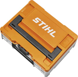 Produktbild: STIHL Akku-Box Systainer³ in Orange mit schwarzem Tragegriff, geschlossen