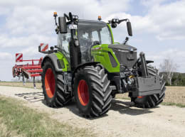 Lifestyle: Fendt Traktor mit Anbaugerät im Feldeinsatz