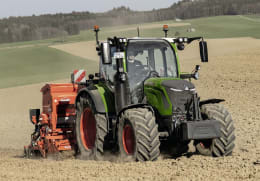 Lifestyle: Fendt Traktor bei der Feldarbeit mit Sämaschine auf Acker