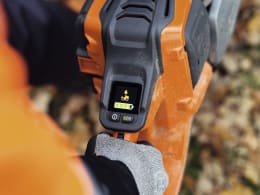 Produktbild: Husqvarna Akku-Kettensäge 550i XP in Orange mit Display für Akkustand und Griffheizung