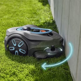 Produktbild: GARDENA Mähroboter smart SILENO sense in Grau mit türkisen Akzenten auf Rasen