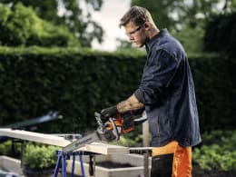 Lifestyle: Husqvarna® Akku-Kettensäge 215i Schienenlänge 30 cm
