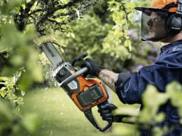 Lifestyle: Husqvarna® Akku-Kettensäge 215i Schienenlänge 30 cm