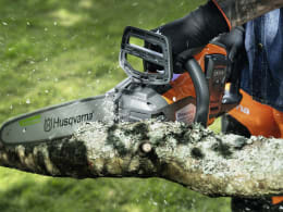 Lifestyle: Husqvarna® Akku-Kettensäge 215i Schienenlänge 30 cm